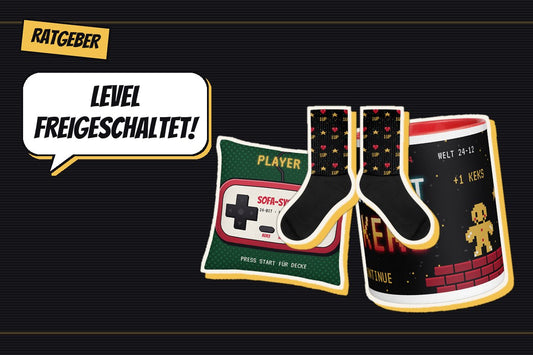 Titelbild Ratgeber: Kissen Sofa-Controller, Tasse Insert Keks und Socken 1UP im VHS-Look, Sprechblase „Level freigeschaltet!“