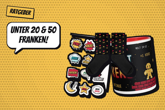 Titelbild Ratgeber: Sticker-Bogen, Tasse Insert Keks und Socken 1UP im Retro-Comic-Stil, Sprechblase „Unter 20 & 50 Franken!“