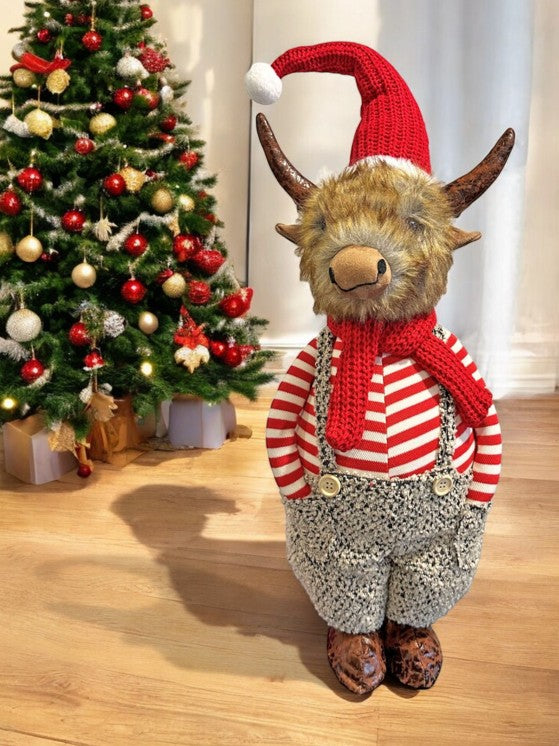 Stehendes Deko-Hochlandrind mit roter Weihnachtsmütze und gestreiftem Pullover (Produktfoto 4)