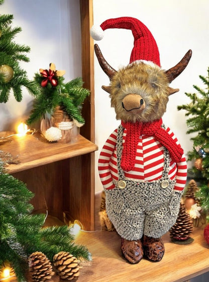 Stehendes Deko-Hochlandrind mit roter Weihnachtsmütze und gestreiftem Pullover (Produktfoto 3)