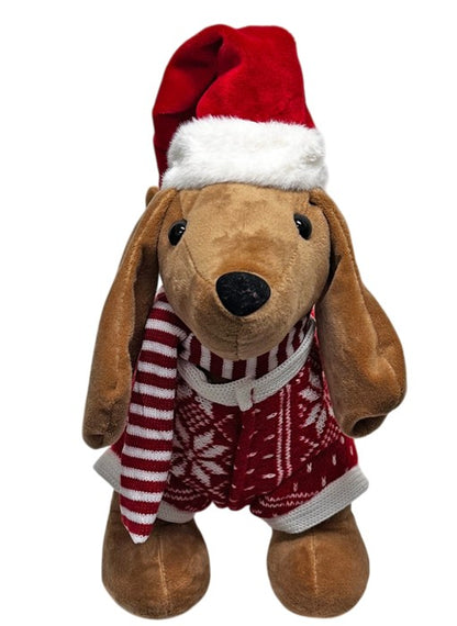 Deko-Dackel in Braun mit roter Weihnachtsmütze und Shirt (Produktfoto 2)