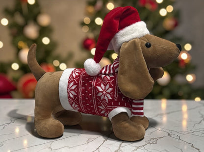 Deko-Dackel in Braun mit roter Weihnachtsmütze und Shirt (Produktfoto 3)