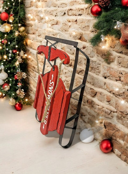 Roter Bob-Schlitten aus Holz und Metall als Deko-Hänger (Produktfoto 4)