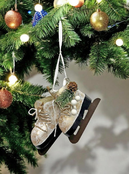 Weisses Paar Schlittschuhe aus Metall als Baumhänger (Produktfoto 4)