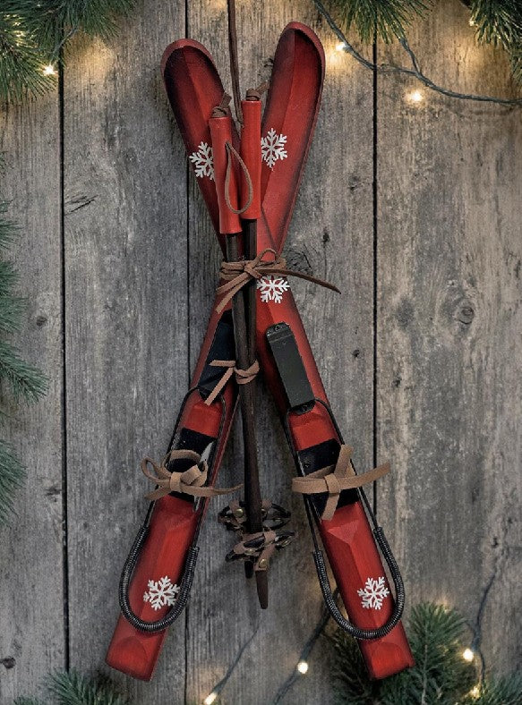 Rotes Holz-Skipaar mit Stöcken und Bindungen als Deko-Hänger (Produktfoto 3)