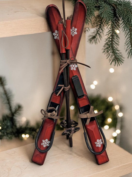 Rotes Holz-Skipaar mit Stöcken und Bindungen als Deko-Hänger (Produktfoto 4)