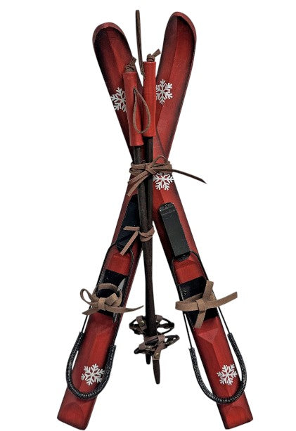Rotes Holz-Skipaar mit Stöcken und Bindungen als Deko-Hänger (Produktfoto 1)