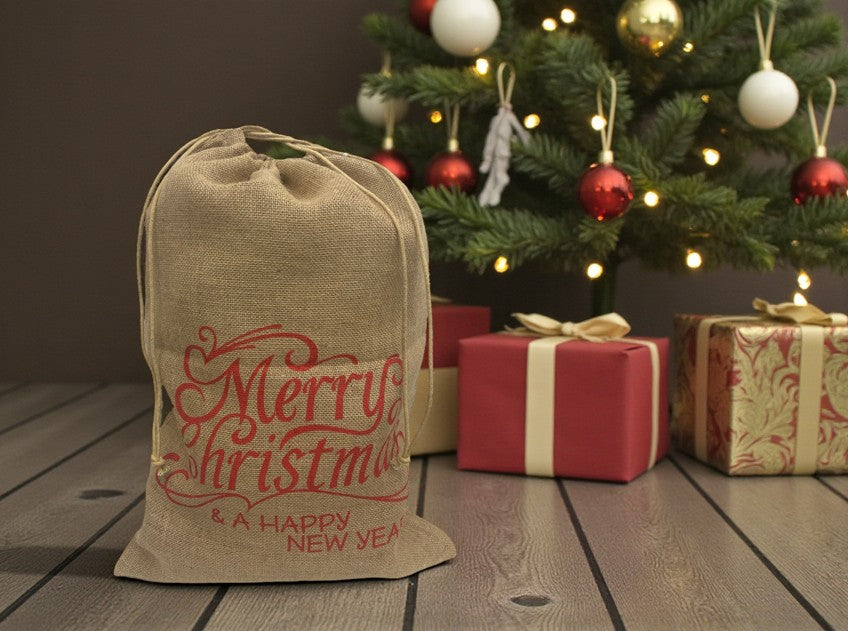 Natur-Jutesack mit Zugband und rotem Schriftzug Merry Christmas (Produktfoto 4)