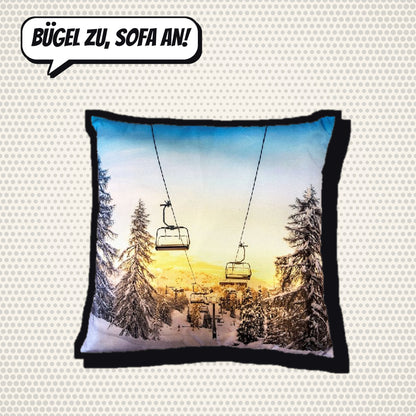 Comic-Produktbild: Kissen Sesselbahn im Schnee, 40 × 40 cm, CHF 34.90