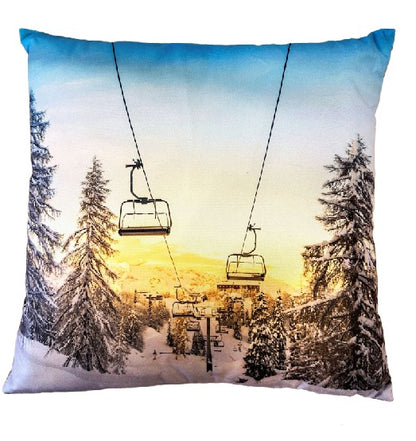 Kissen mit Sesselbahn in verschneiter Winterlandschaft (Produktfoto 1)