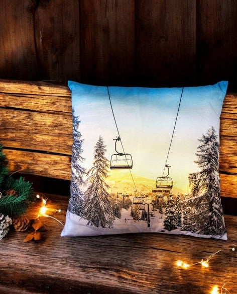 Kissen mit Sesselbahn in verschneiter Winterlandschaft (Produktfoto 3)