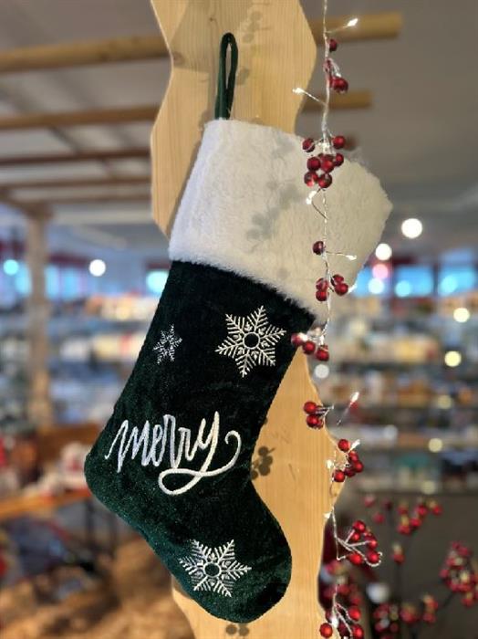 Grüner Weihnachtsstiefel mit weissem Kunstfellrand und gesticktem Schriftzug (Produktfoto 4)