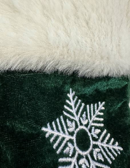 Grüner Weihnachtsstiefel mit weissem Kunstfellrand und gesticktem Schriftzug (Produktfoto 2)