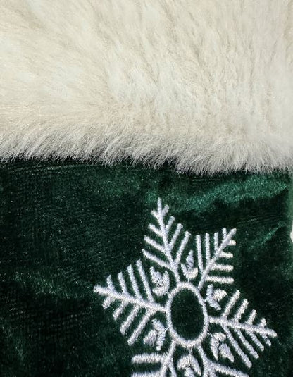 Grüner Weihnachtsstiefel mit weissem Kunstfellrand und gesticktem Schriftzug (Produktfoto 2)